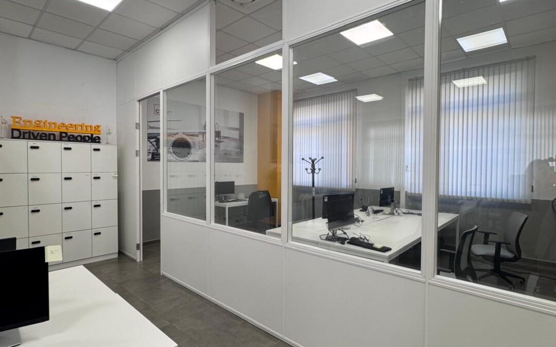 Instalación de mampara divisoria para las oficinas locales de CT Ingenieros en León