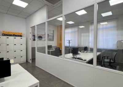 Instalación de mampara divisoria para las oficinas locales de CT Ingenieros en León